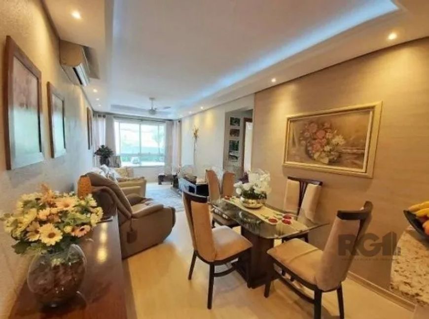 Apartamento semi-mobiliado com 2 dormitórios, living 2 ambientes com sancas, 1 split, cozinha americ
