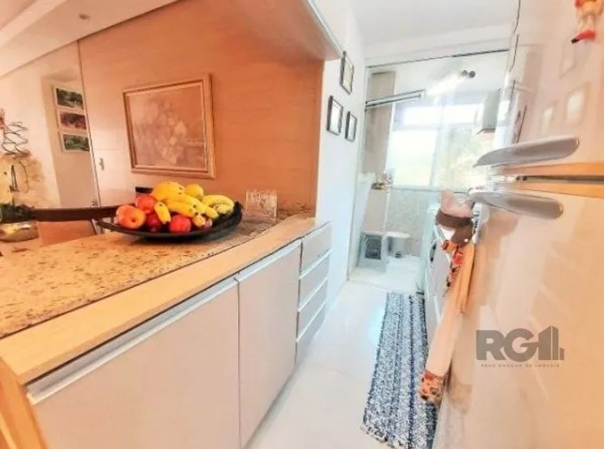 Apartamento semi-mobiliado com 2 dormitórios, living 2 ambientes com sancas, 1 split, cozinha americ