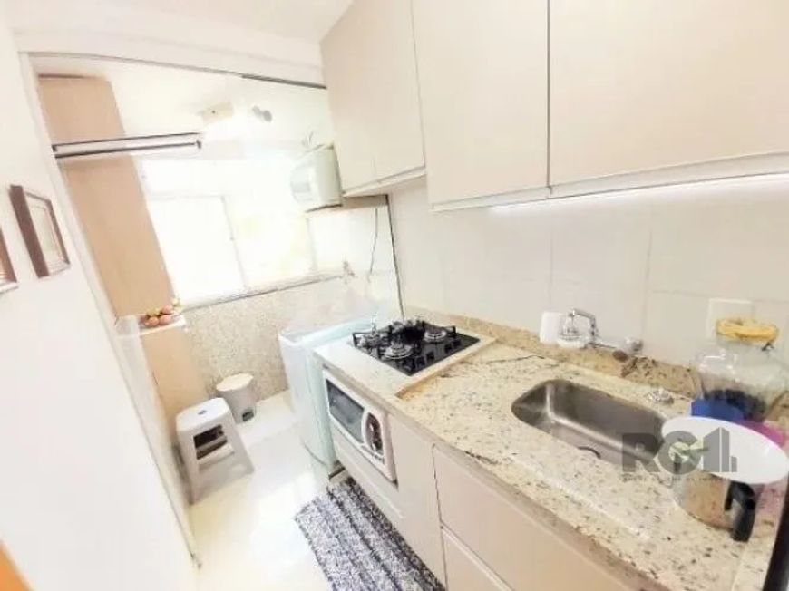 Apartamento semi-mobiliado com 2 dormitórios, living 2 ambientes com sancas, 1 split, cozinha americ