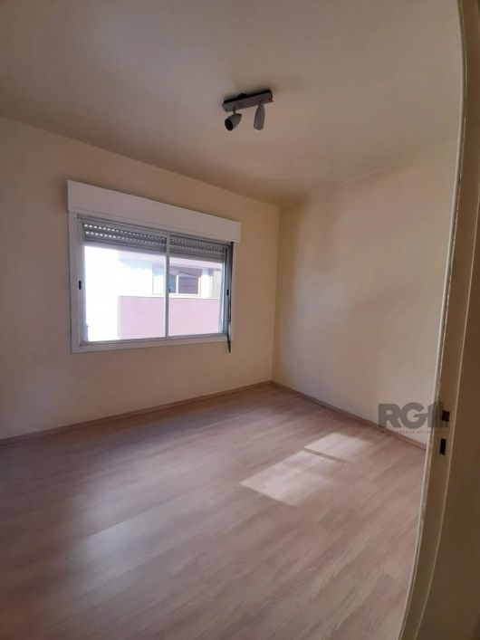 Apartamento desocupado com 2 dormitórios no bairro Menino Deus em Porto alegre; living 2 ambientes,