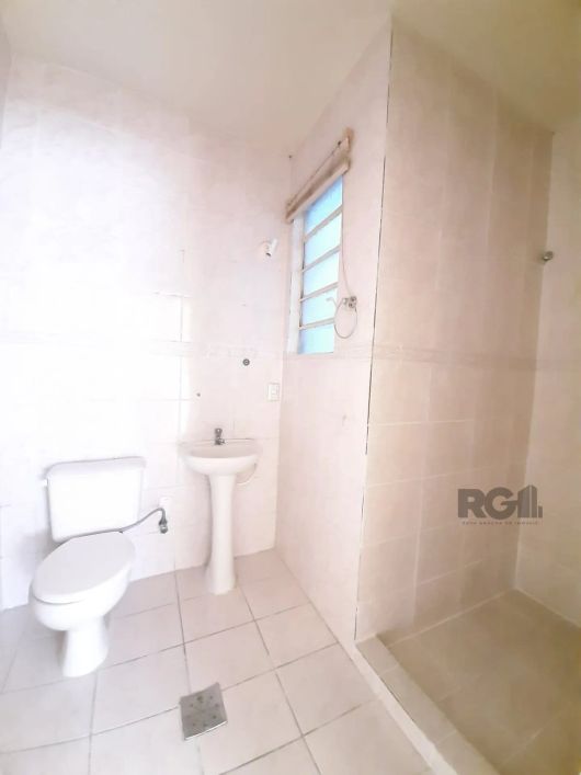 Apartamento desocupado com 2 dormitórios no bairro Menino Deus em Porto alegre; living 2 ambientes,
