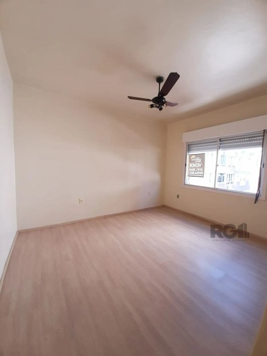 Apartamento desocupado com 2 dormitórios no bairro Menino Deus em Porto alegre; living 2 ambientes,