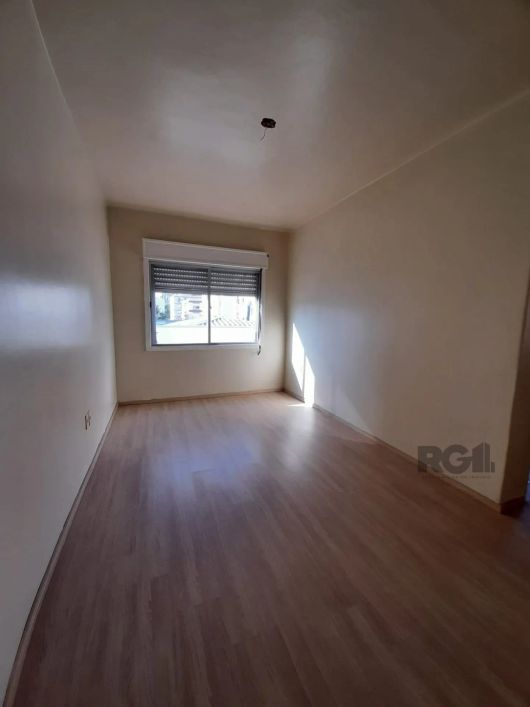Apartamento desocupado com 2 dormitórios no bairro Menino Deus em Porto alegre; living 2 ambientes,