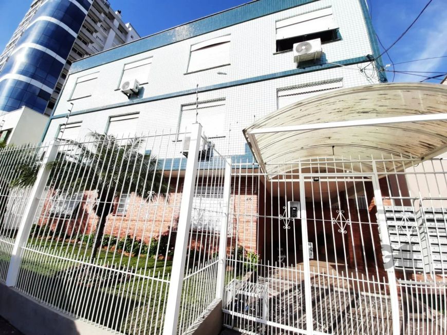 Apartamento desocupado com 2 dormitórios no bairro Menino Deus em Porto alegre; living 2 ambientes,