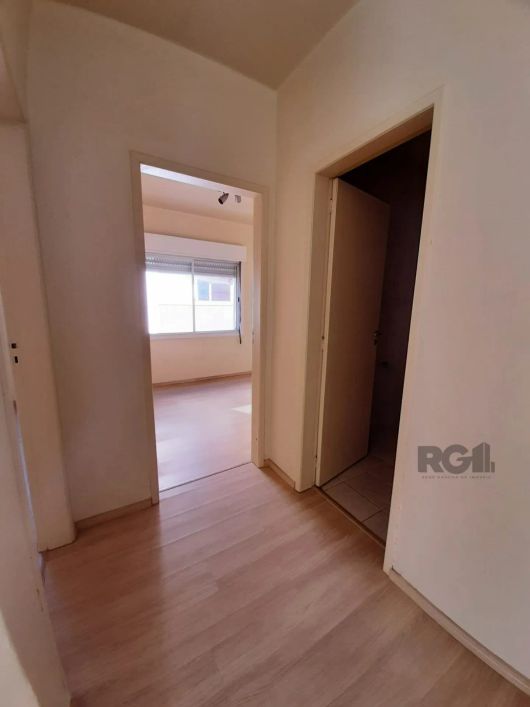 Apartamento desocupado com 2 dormitórios no bairro Menino Deus em Porto alegre; living 2 ambientes,