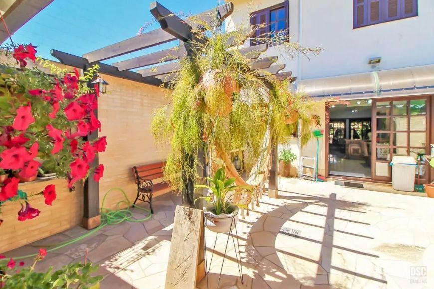 Casa em Cavalhada com 198 m² , 3 quarto(s) , 1 suíte(s) , 4 vaga(s).