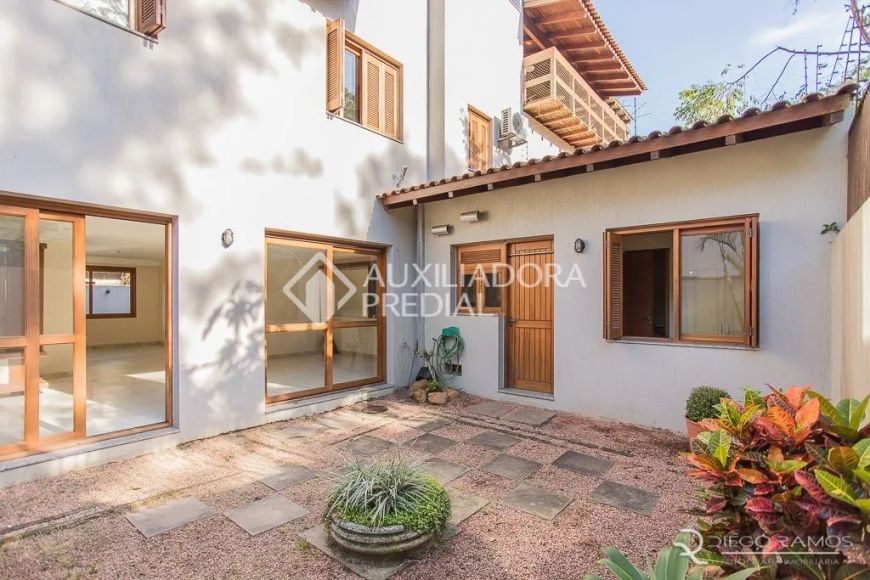 Casa de condomínio à venda no Jardim Isabel com 335 m² e 4 dormitórios/quartos.