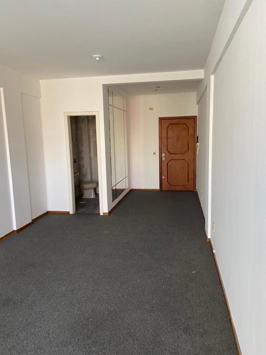 Sala Comercial na Dr Vale, a 100 m Hospital Moinhos de Vento, de frente, vaga coberta, 179 mil