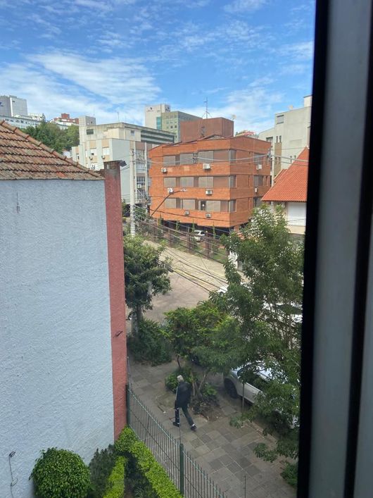 Sala Comercial na Dr Vale, a 100 m Hospital Moinhos de Vento, de frente, vaga coberta, 179 mil
