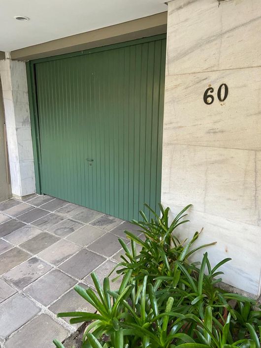 Sala Comercial na Dr Vale, a 100 m Hospital Moinhos de Vento, de frente, vaga coberta, 179 mil