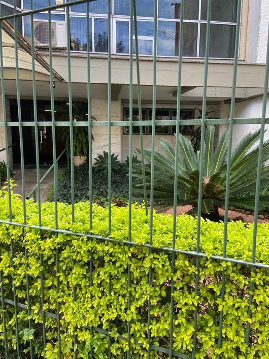 Sala Comercial na Dr Vale, a 100 m Hospital Moinhos de Vento, de frente, vaga coberta, 179 mil