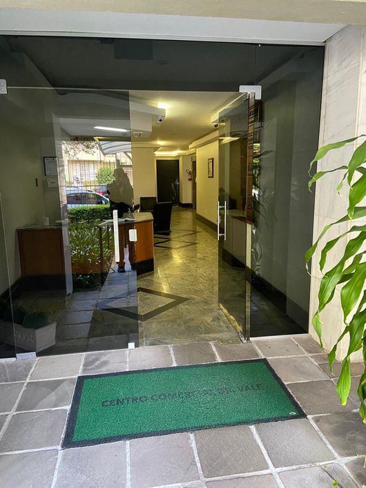 Sala Comercial na Dr Vale, a 100 m Hospital Moinhos de Vento, de frente, vaga coberta, 179 mil