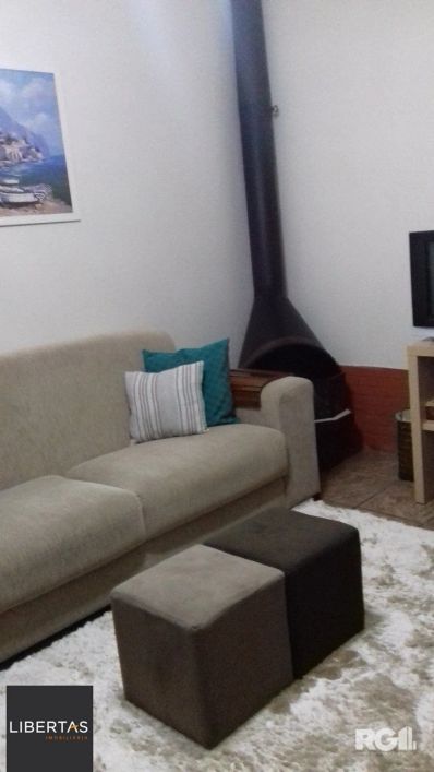 Casa em condomínio, com 3 dormitórios, sendo 1 suíte, 1 vaga coberta, no bairro