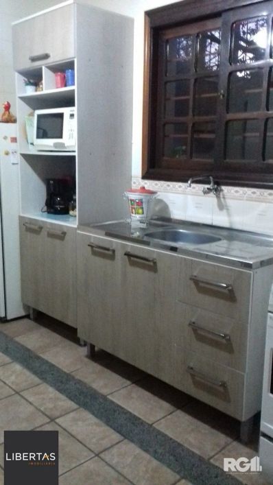 Casa em condomínio, com 3 dormitórios, sendo 1 suíte, 1 vaga coberta, no bairro