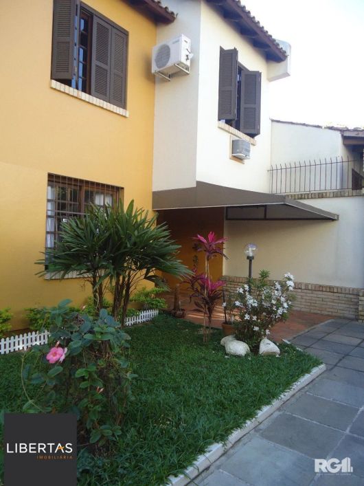 Casa em condomínio, com 3 dormitórios, sendo 1 suíte, 1 vaga coberta, no bairro
