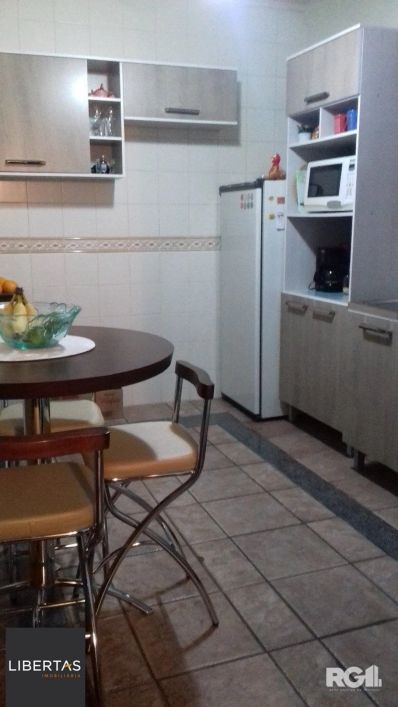 Casa em condomínio, com 3 dormitórios, sendo 1 suíte, 1 vaga coberta, no bairro