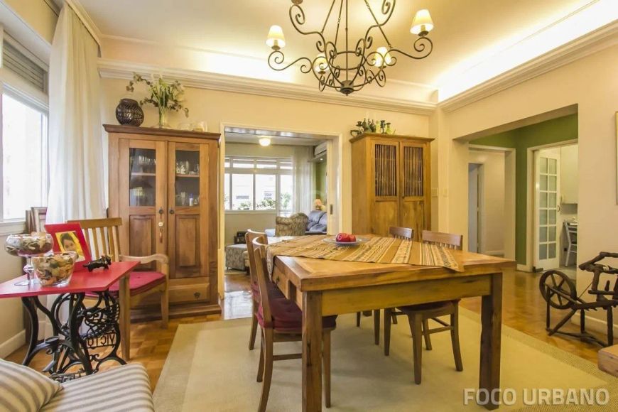 Apartamento 4 dormitórios Independência, todo reformado, possui 1 suíte, banheiro social e wc auxili
