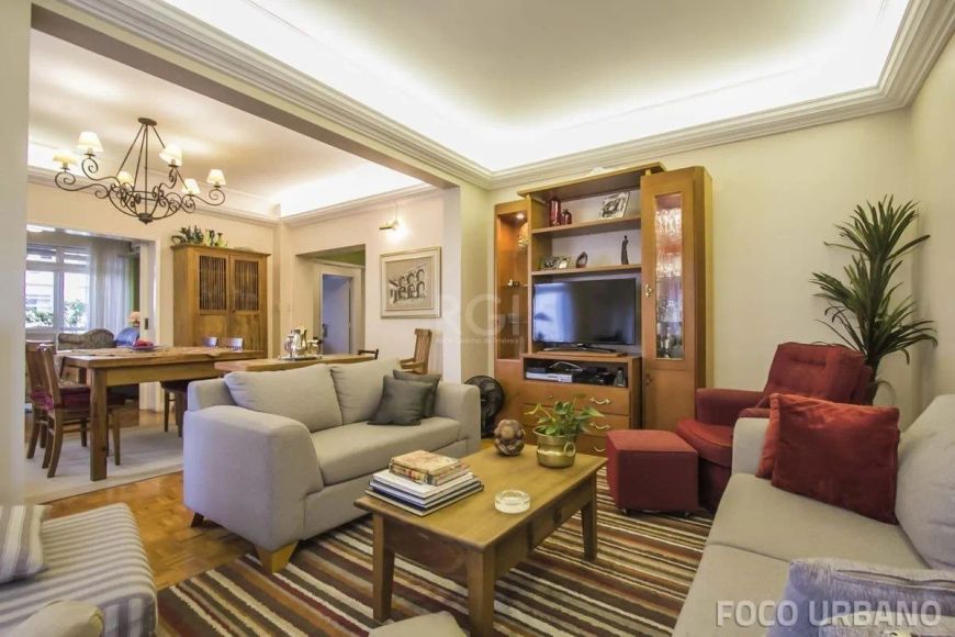Apartamento 4 dormitórios Independência, todo reformado, possui 1 suíte, banheiro social e wc auxili
