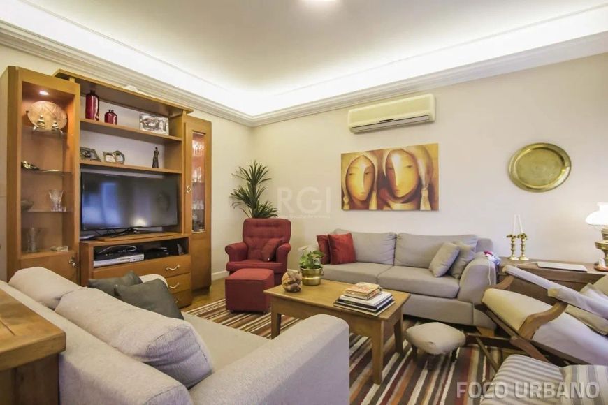 Apartamento 4 dormitórios Independência, todo reformado, possui 1 suíte, banheiro social e wc auxili