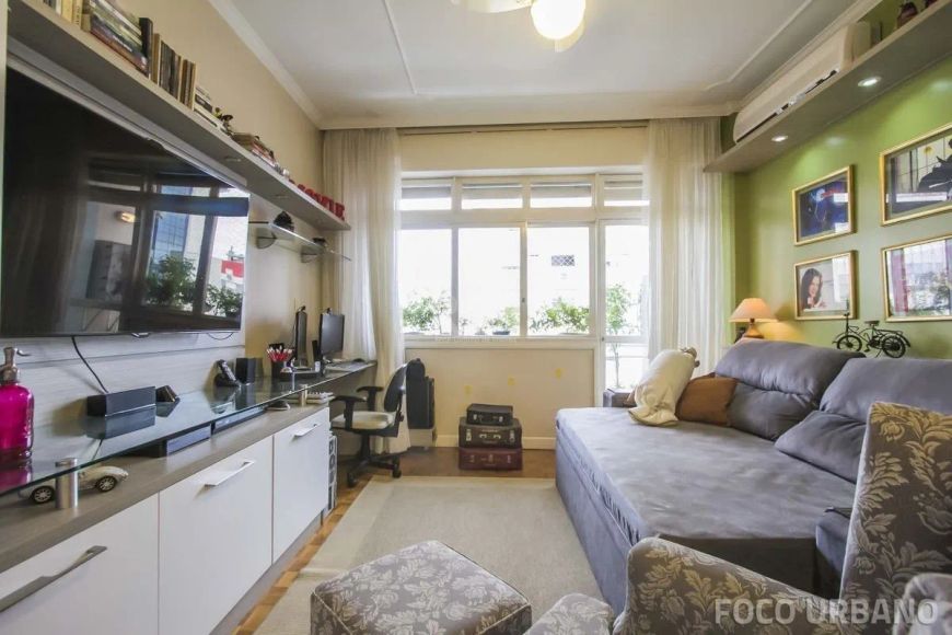 Apartamento 4 dormitórios Independência, todo reformado, possui 1 suíte, banheiro social e wc auxili