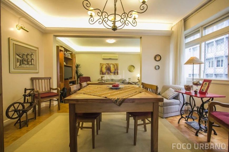 Apartamento 4 dormitórios Independência, todo reformado, possui 1 suíte, banheiro social e wc auxili