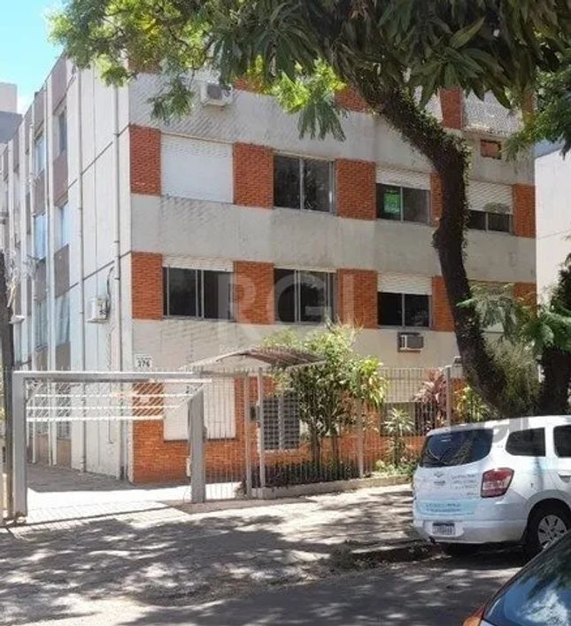 Ótimo apartamento no bairro Petrópolis, fundos, com 76m² privativos, de 2 dormitórios. Possui sala a