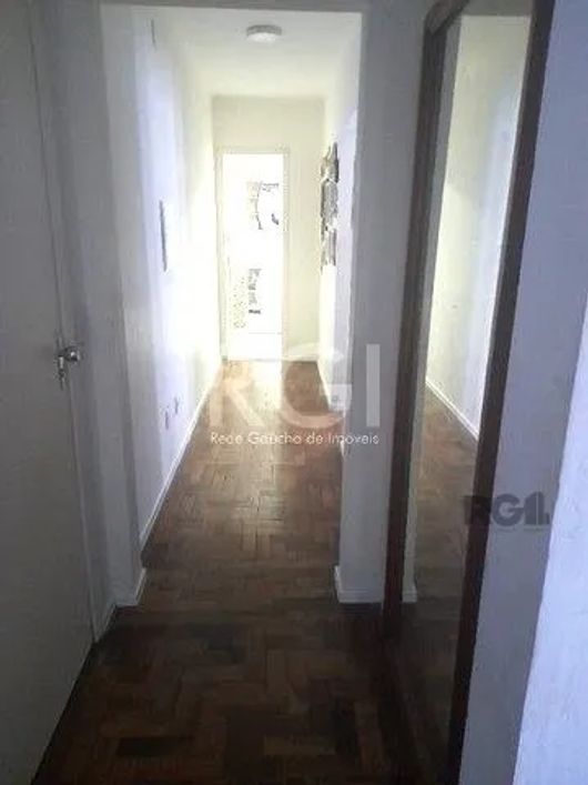 Ótimo apartamento no bairro Petrópolis, fundos, com 76m² privativos, de 2 dormitórios. Possui sala a