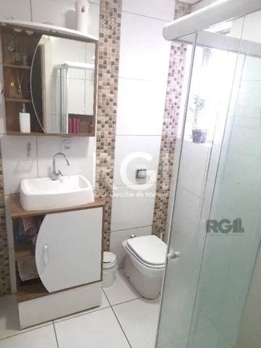 Ótimo apartamento no bairro Petrópolis, fundos, com 76m² privativos, de 2 dormitórios. Possui sala a