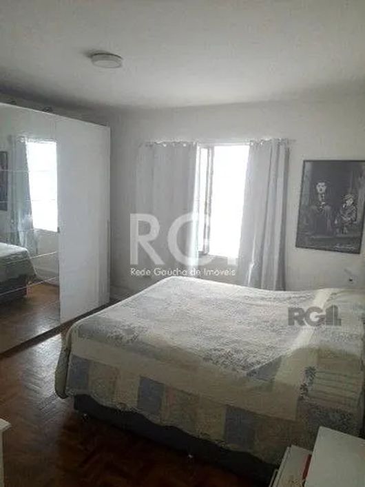 Ótimo apartamento no bairro Petrópolis, fundos, com 76m² privativos, de 2 dormitórios. Possui sala a