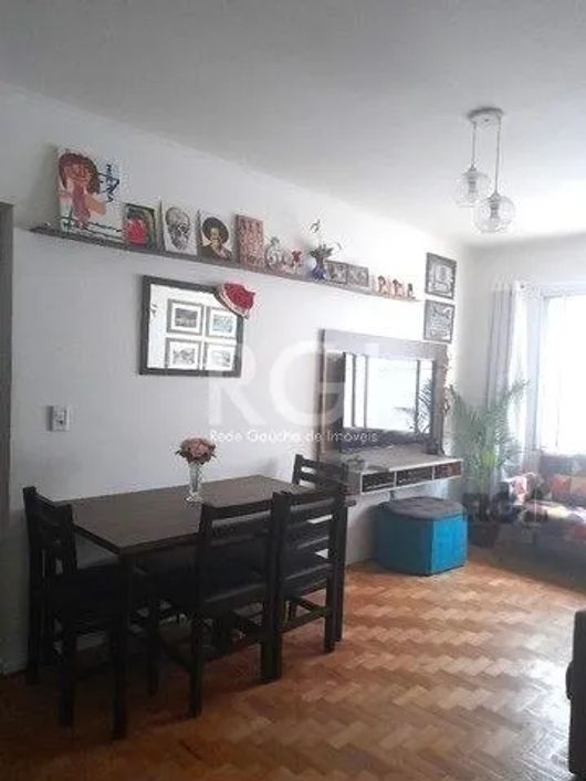Ótimo apartamento no bairro Petrópolis, fundos, com 76m² privativos, de 2 dormitórios. Possui sala a