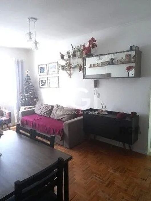 Ótimo apartamento no bairro Petrópolis, fundos, com 76m² privativos, de 2 dormitórios. Possui sala a