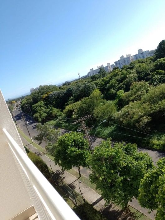 Apartamento de 3 dormitórios, amplo living com sacada, banheiro, cozinha, mobiliado com vaga. Condom