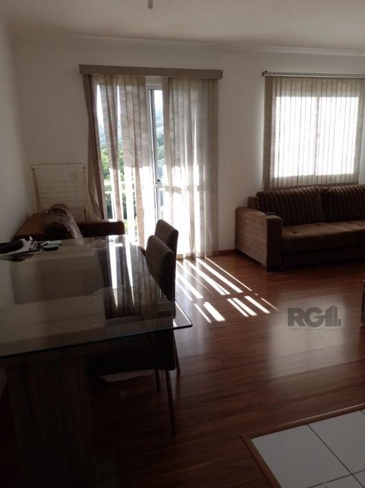 Apartamento de 3 dormitórios, amplo living com sacada, banheiro, cozinha, mobiliado com vaga. Condom