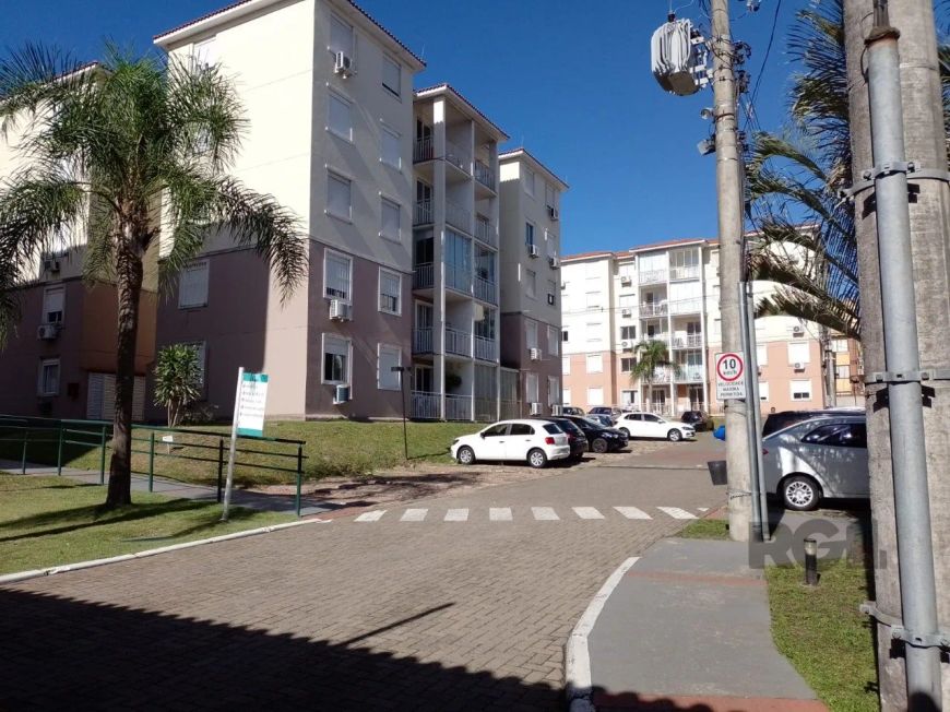 Apartamento de 3 dormitórios, amplo living com sacada, banheiro, cozinha, mobiliado com vaga. Condom