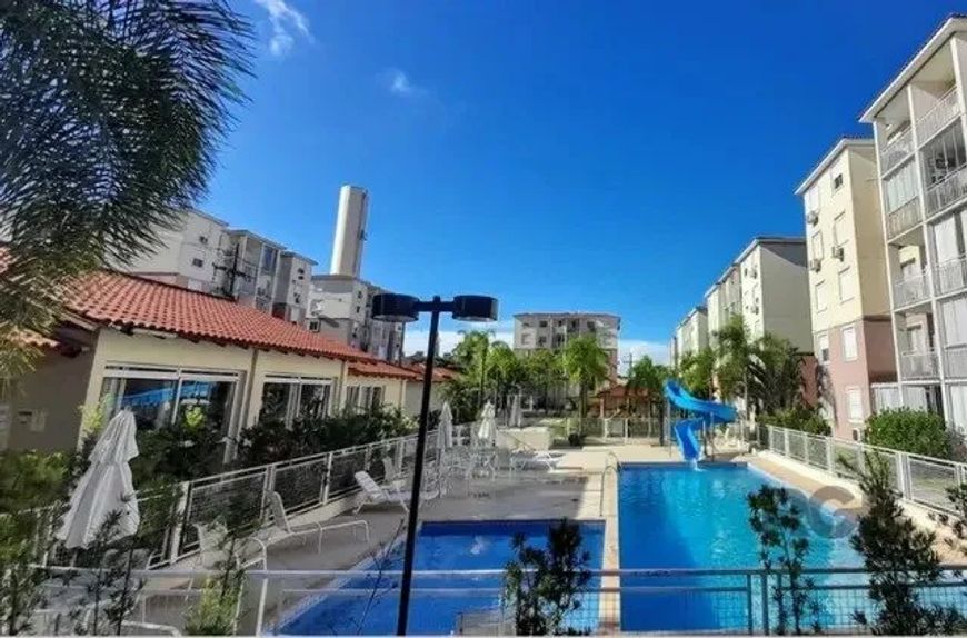 Apartamento de 3 dormitórios, amplo living com sacada, banheiro, cozinha, mobiliado com vaga. Condom