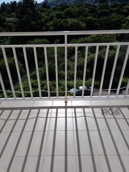 Apartamento de 3 dormitórios, amplo living com sacada, banheiro, cozinha, mobiliado com vaga. Condom