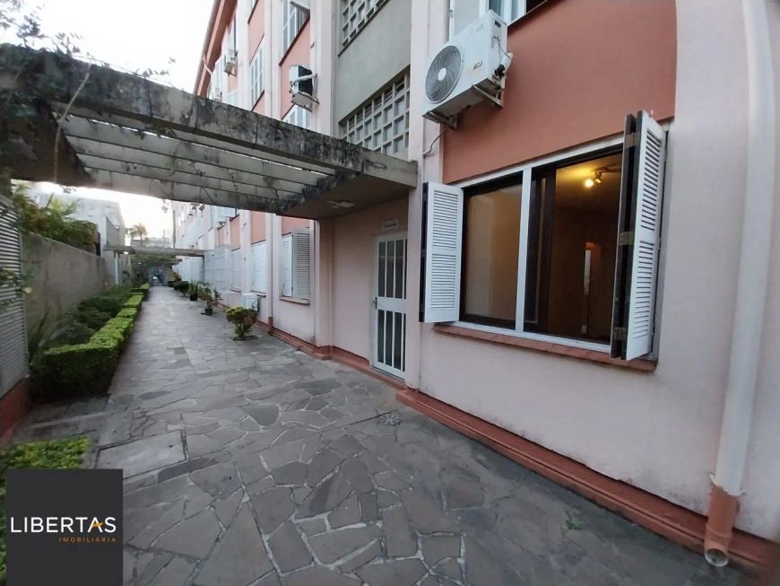 Apartamento térreo, 2 dormitórios. 2 banheiros, demais peças, Menino Deus