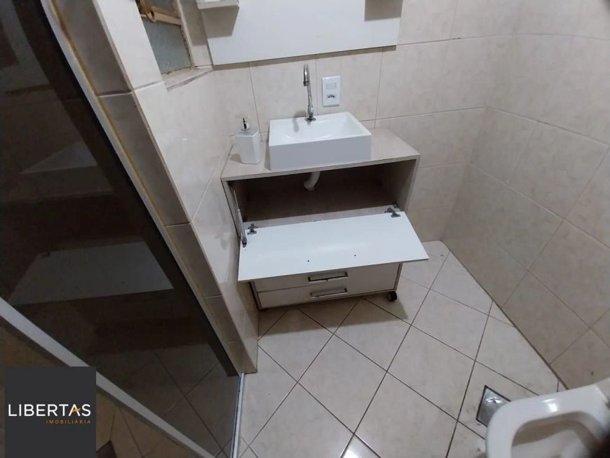 Apartamento térreo, 2 dormitórios. 2 banheiros, demais peças, Menino Deus