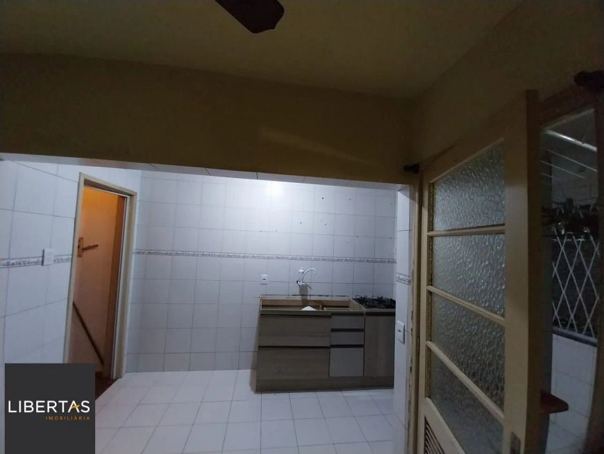Apartamento térreo, 2 dormitórios. 2 banheiros, demais peças, Menino Deus