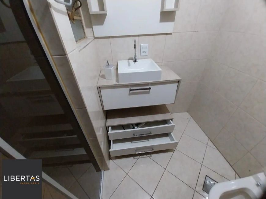 Apartamento térreo, 2 dormitórios. 2 banheiros, demais peças, Menino Deus