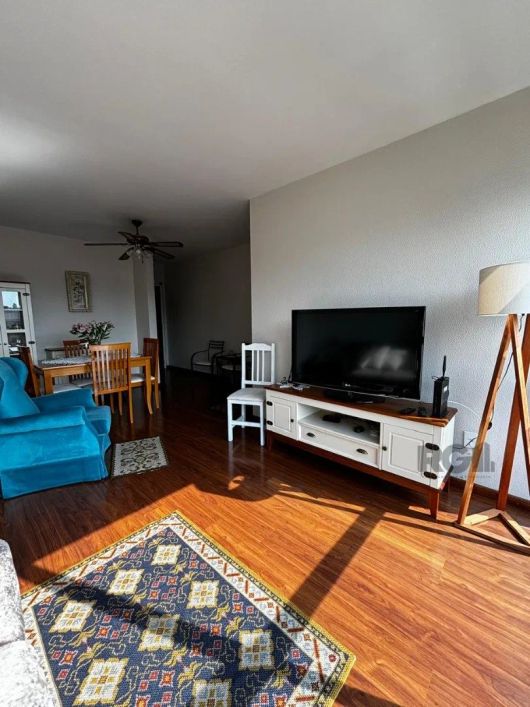 Apartamento reformado e amplo, ventilação cruzada, sol da manhã, (80m2) 02 dormitórios | Dependência
