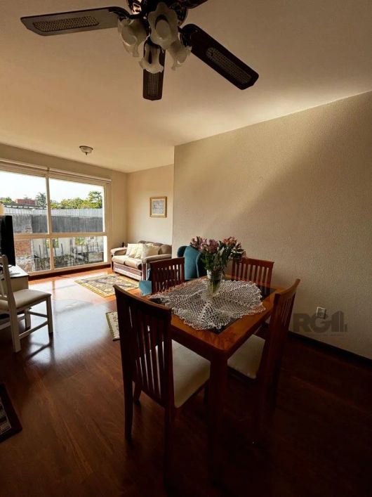 Apartamento reformado e amplo, ventilação cruzada, sol da manhã, (80m2) 02 dormitórios | Dependência