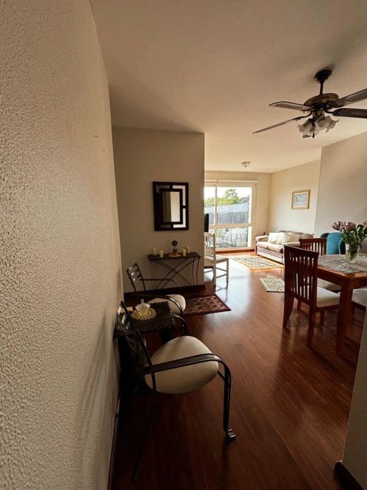 Apartamento reformado e amplo, ventilação cruzada, sol da manhã, (80m2) 02 dormitórios | Dependência