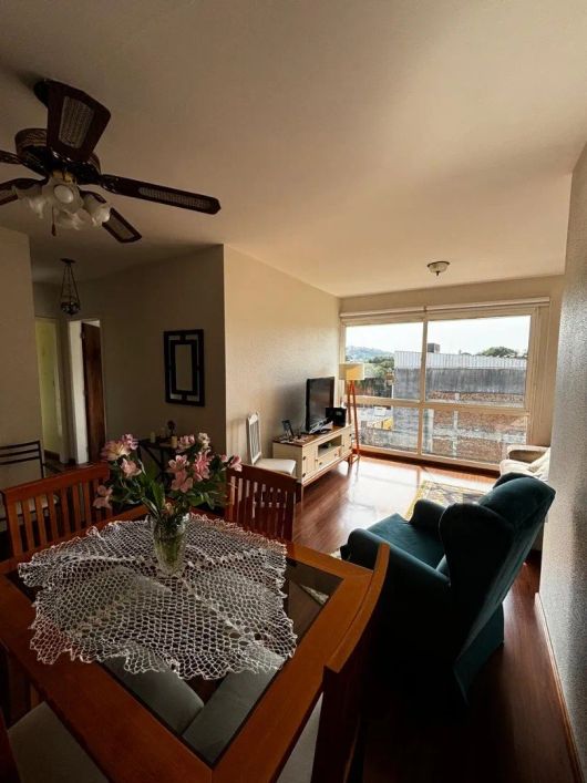 Apartamento reformado e amplo, ventilação cruzada, sol da manhã, (80m2) 02 dormitórios | Dependência