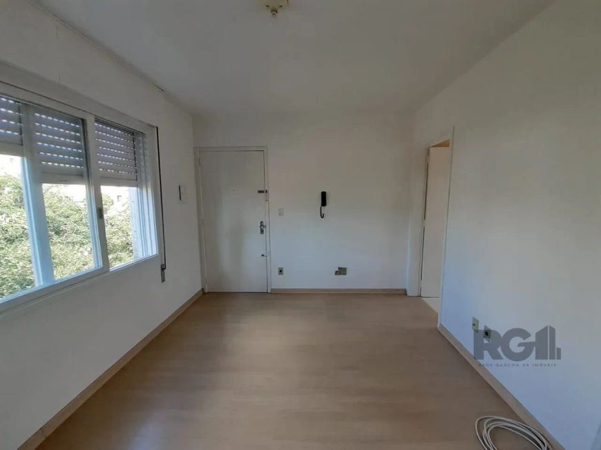 Apartamento com 1 dormitório semi mobiliado, arejado e ensolarado, living 2 ambientes, cozinha, área