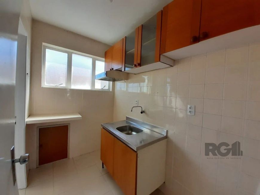Apartamento com 1 dormitório semi mobiliado, arejado e ensolarado, living 2 ambientes, cozinha, área