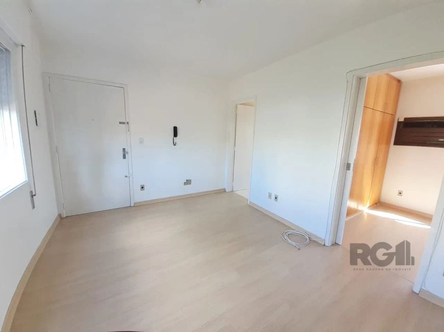 Apartamento com 1 dormitório semi mobiliado, arejado e ensolarado, living 2 ambientes, cozinha, área