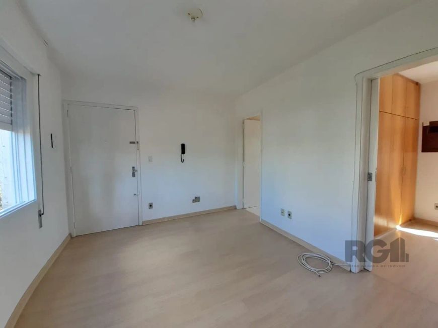 Apartamento com 1 dormitório semi mobiliado, arejado e ensolarado, living 2 ambientes, cozinha, área