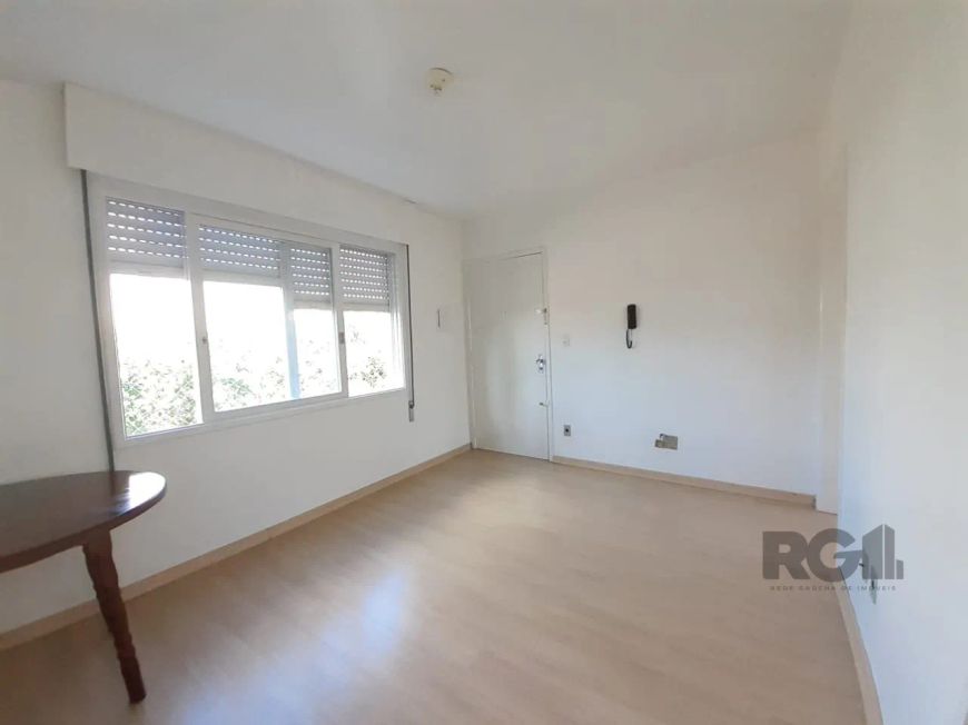 Apartamento com 1 dormitório semi mobiliado, arejado e ensolarado, living 2 ambientes, cozinha, área