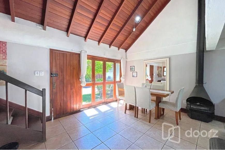 Imóvel na Dea Coufal com 4 dormitórios e 220m²